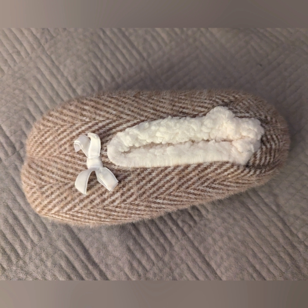 4/$20 NWT Super Fuzzy Sock Slippers